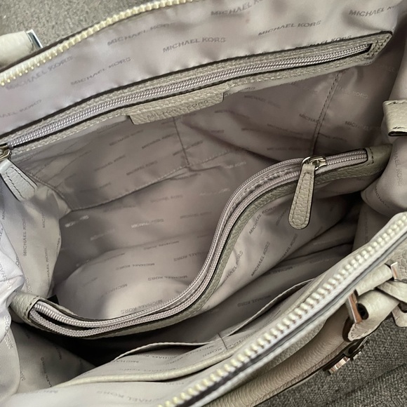 Michael Kors satchel purse in light gray with removable shoulder strap - Picture 2 of 6